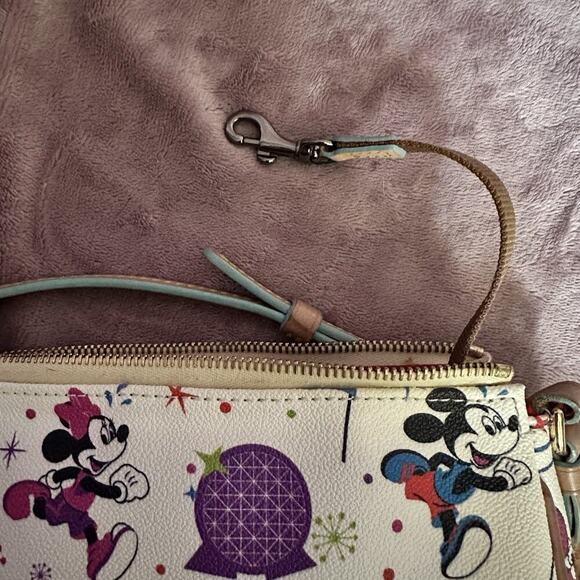 Dooney & Bourke Disney WDW Marathon 2015 Crossbody Dopey Mickey Hard To Find - Picture 8 of 9